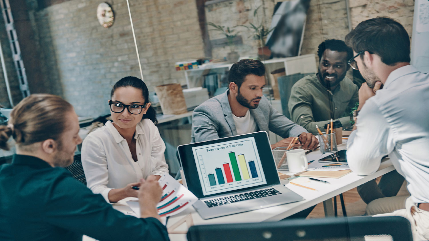 Group-of-modern-businesspeople_cropped-